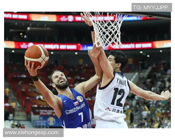 激烈对决篮球赛希腊强势挑战捷克争夺胜利荣耀之战